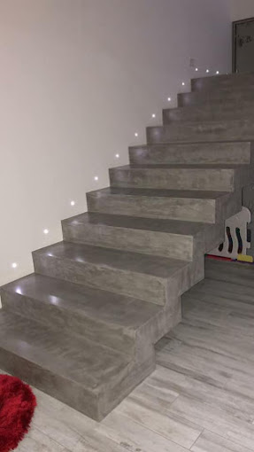 Scala moderna con illuminazione LED – Ristrutturazioni a Cagliari e provincia
