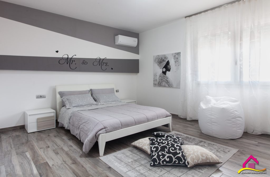 Camera da letto moderna realizzata da Edilizia Innovativa in provincia di Cagliari, comfort e stile su misura