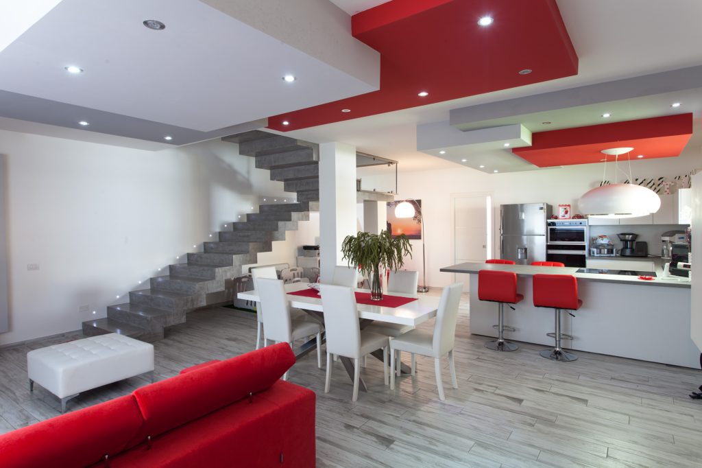 Interni di design moderno con cucina a vista e scala sospesa